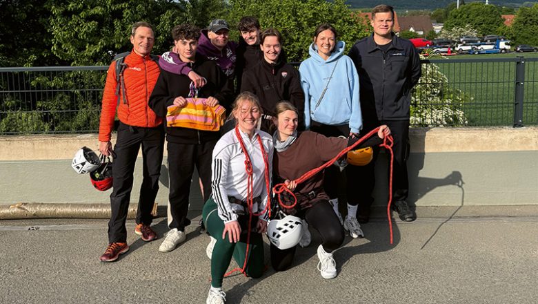 Gesamtschule Aspe bereitet sich bei Feuerwehr auf Alpen-Exkursion vor