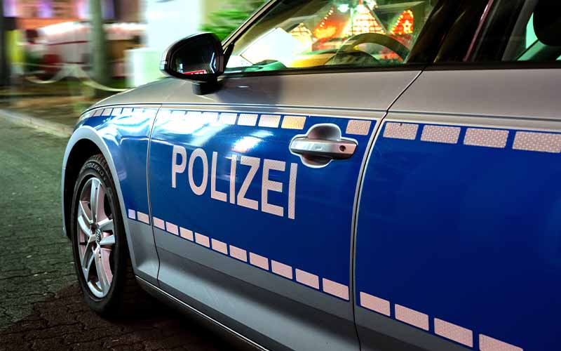 Am 20.12.2025 wurde in Holle eine bisher unbekannte Person durch Zeugen beobachtet, wie sie mutmaßlich Böller in Richtung einer Gruppe von Schwänen auf einem Feld südlich der Bahnhofstraße, Höhe Am Mohldberg, geworfen hat.