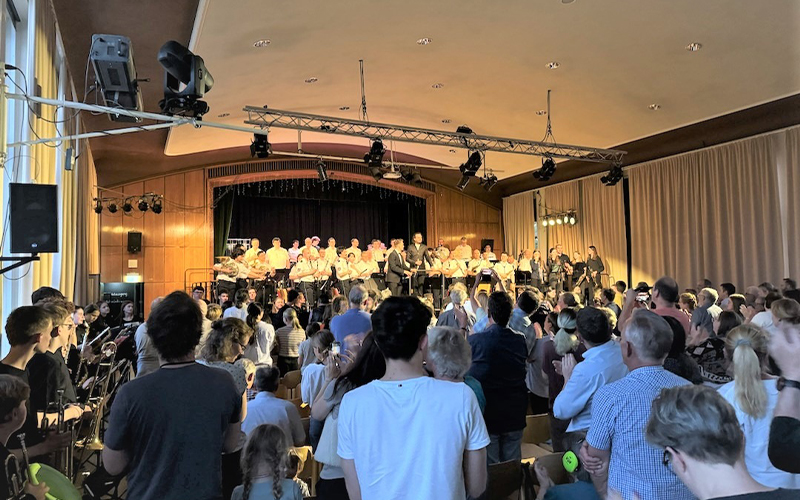 Am 23.05.2024 gaben das Polizeiorchester Niedersachsen und die Juniorband der Michelsenschule ein Gemeinschaftskonzert in dem dortigen Schulgebäude.