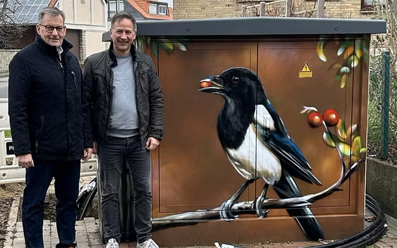 Mit der künstlerischen Gestaltung einer Trafostation an der Ecke Tieberg / Neue Straße in Algermissen hat Avacon ein weiteres sichtbares Zeichen für die Verbindung von technischer Infrastruktur und regionaler Identität gesetzt.