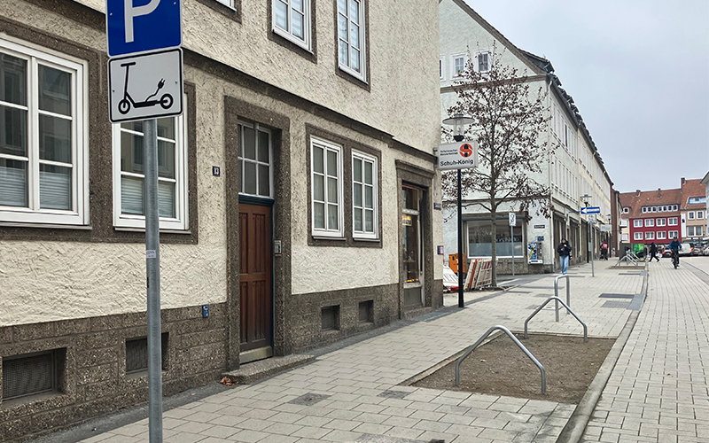 Am 1. Januar 2026 müssen E-Scooter von Leihfirmen in den dafür von der Stadt Hildesheim in der Innenstadt eingerichteten und per Beschilderung ausgewiesenen Abstellzonen abgestellt werden.