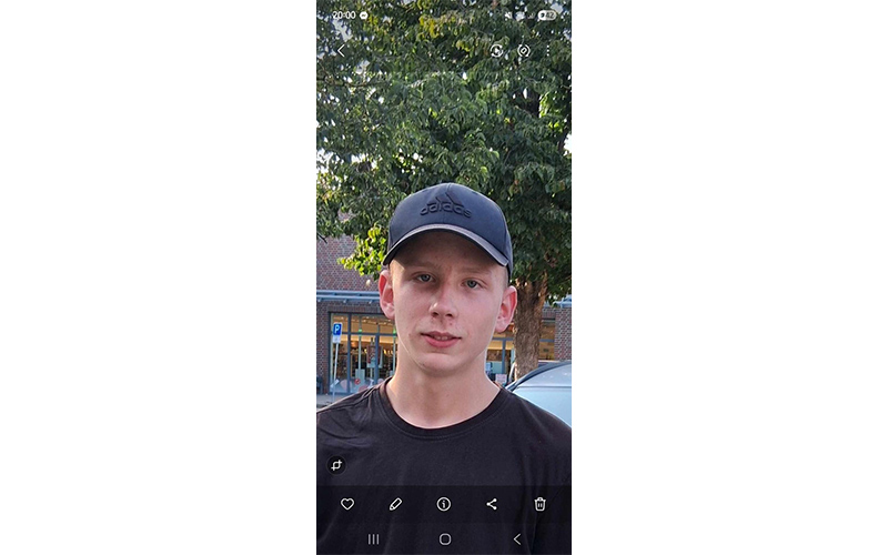 Mit der Veröffentlichung eines Fotos bittet die Polizei Hildesheim um Mithilfe bei der Suche nach einem 15-Jährigen.