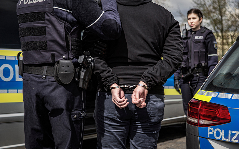 Zwei 19 und 23 Jahre alte Beschuldigte stehen unter dringendem Tatverdacht, einen 19-Jährigen am späten Dienstagabend (21.07.2026) im Butterborn gemeinsam zusammengeschlagen und verletzt zu haben.