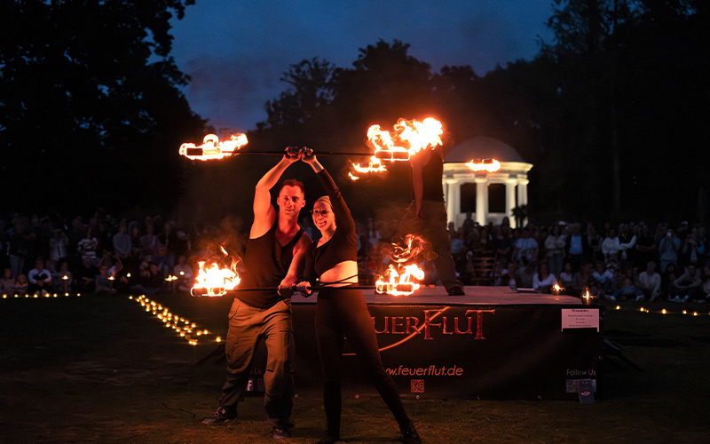 Mit spektakulären Feuerflammen verwandelt die „Nacht der 10.000 Kerzen“ den Kurpark in der Salzestadt alljährlich in eine märchenhafte Flaniermeile.
