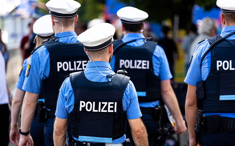 Ein 33-jähriger Mann sorgte am Dienstagvormittag (28.07.2026) gegen 10:45 Uhr im Römerring für einen öffentlichkeitswirksamen Einsatz von Landes- sowie Bundespolizei, Rettungsdienst und Feuerwehr, nachdem er auf einen Bogen der dortigen Brücke geklettert war und auf diesem verweilte.