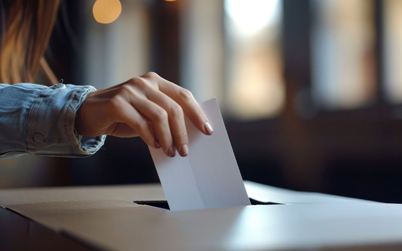 Für die Kommunalwahl am 13. September werden in Hildesheim etwa 1.200 Wahlhelfende benötigt.