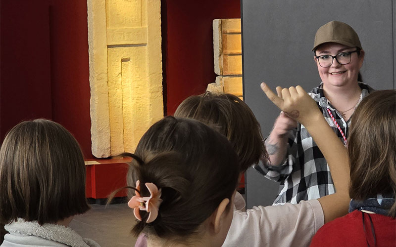 Ein neues Angebot für KiTa- und Grundschulkinder ergänzt das museumspädagogische Programm des RPM: Die Mitmachführung  „Frau Nofrets Ausgrabungschaos“ entführt Kinder ab 4 Jahren spielerisch und humorvoll ins alte Ägypten.  