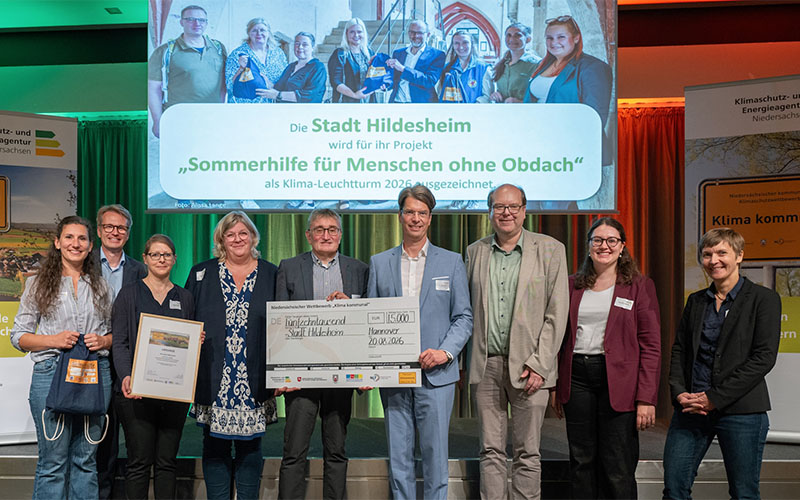 Die Stadt Hildesheim ist für ihr Projekt „Sommerhilfe für Menschen ohne Obdach“ im Rahmen des Wettbewerbs „Klima kommunal 2026“ als Klimaschutz-Leuchtturm ausgezeichnet worden.