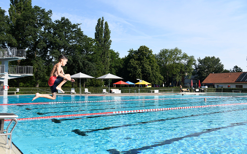 Noch bis Sonntag, 13. September 2026, können alle Liebhaberinnen und Liebhaber der Freibadsaison ihre Bahnen im Freien ziehen. 