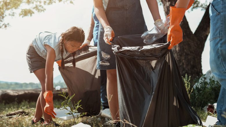 AG „Zusammenleben in der Stadt“ sammelt Müll an der Tonkuhle