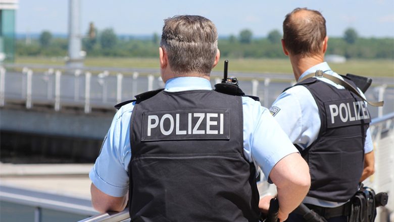 Polizeibeamte kontrollieren 97 Fahrzeuge