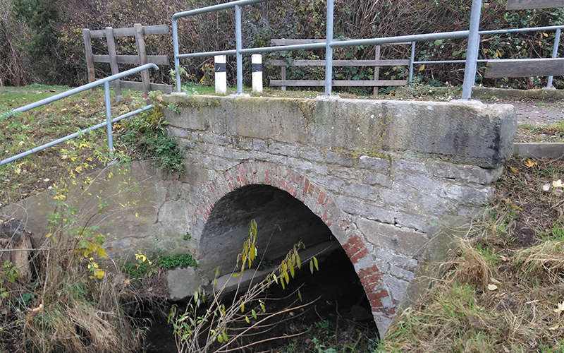 Die nord-östlich des Friedhofes Drispenstedt gelegene Fußgängerbrücke über den Unsinnbach muss ab sofort aus Sicherheitsgründen für den öffentlichen Verkehr gesperrt werden.