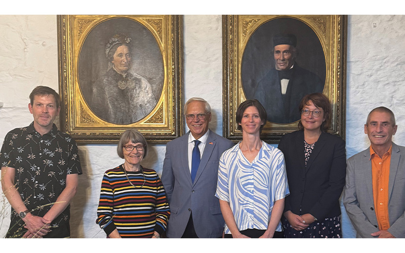 Im Rahmen eines Empfangs wurden am 19. September im Rathaus zwei Gemälde präsentiert, welche zukünftig im Sitzungsraum Agnes Meyerhof einen neuen Platz erhalten.