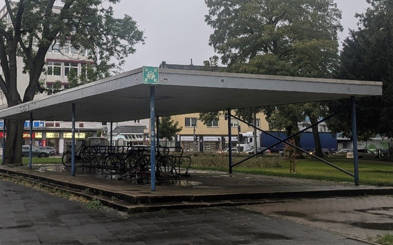 Die ehemalige Toilettenanlage am Hindenburgplatz wird aus Gründen der Verkehrssicherheit zurückgebaut.