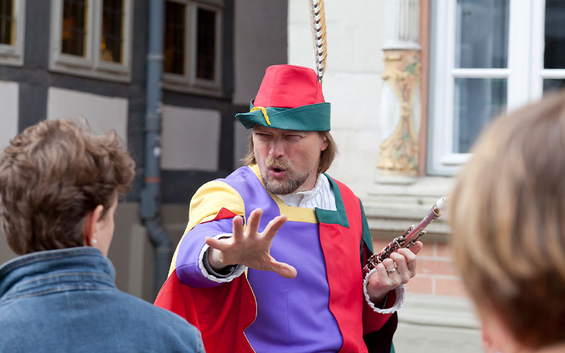 Hameln lädt auch in den kommenden Wochen zu besonderen Erlebnisführungen durch die historische Altstadt ein.