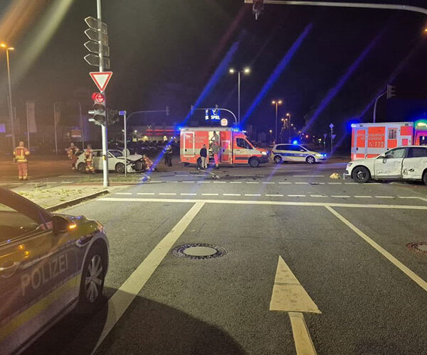 Hildesheim: Schwerer Verkehrsunfall nach Ampelmissachtung