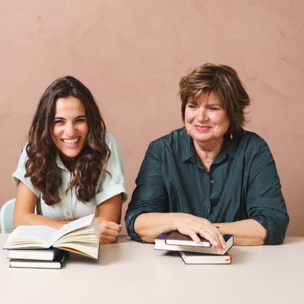 Mona Ameziane und Christine Westermann mit preisgekröntem Podcast „Zwei Seiten“ auf Tour