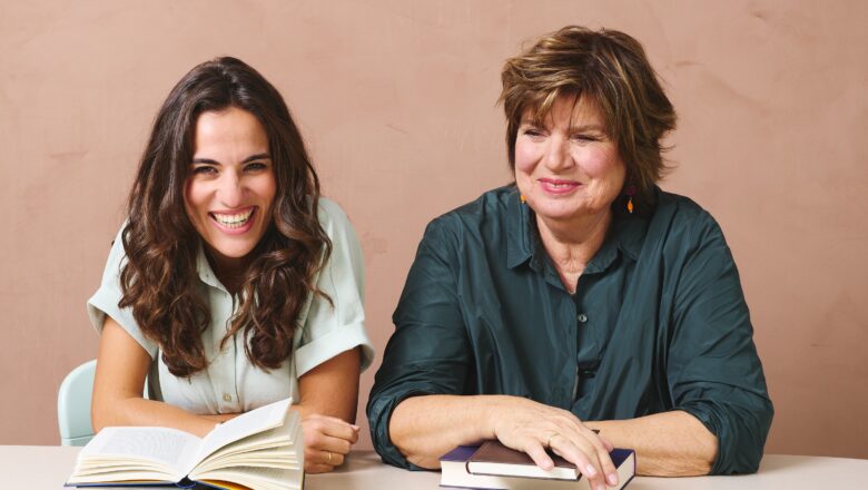 Mona Ameziane und Christine Westermann mit preisgekröntem Podcast „Zwei Seiten“ auf Tour