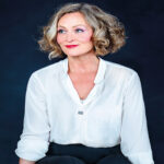 Klavierkabarett vom Feinsten: Anne Folger mit neuem Programm „Spielversprechend“ auf Tour