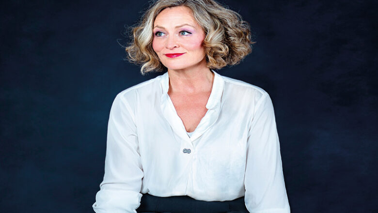 Klavierkabarett vom Feinsten: Anne Folger mit neuem Programm „Spielversprechend“ auf Tour