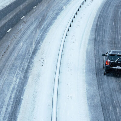Eisblock von Brücke geworfen