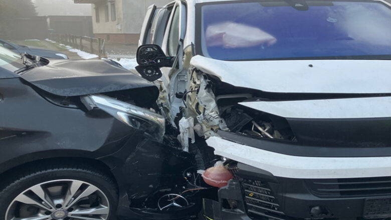 Verkehrsunfall mit vier beteiligten Fahrzeugen und hohen Sachschaden