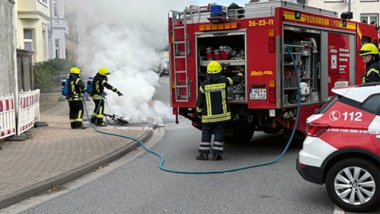 Kleinkraftrad fängt während der Fahrt Feuer