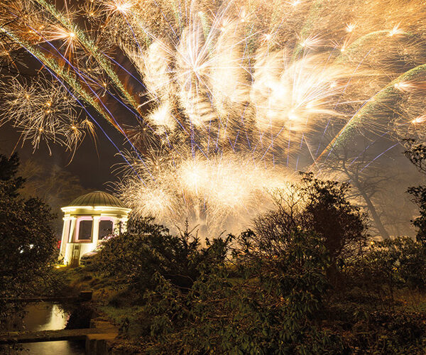 Spektakuläres Höhenfeuerwerk läutet beim Silvester Open-Air am 31. Dezember neues Jahr ein
