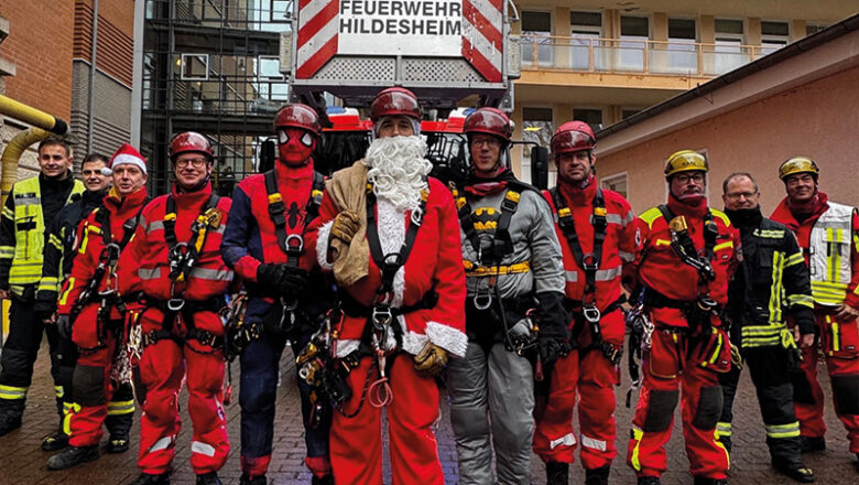 Nikolausaktion: Fachgruppe Höhenrettung überrascht kranke Kinder
