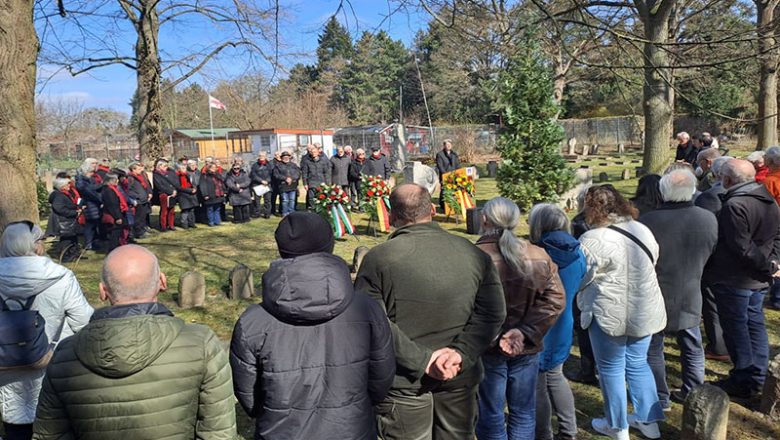 Gedenken an Zwangsarbeiter auf Nordfriedhof und Marktplatz