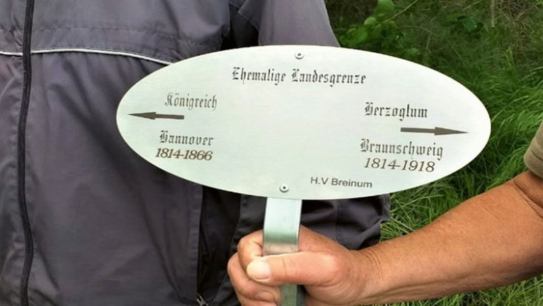 Hinweisschild vom Grenzstein entwendet