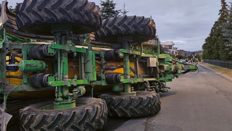 Landwirtschaftlicher Anhänger kippt um