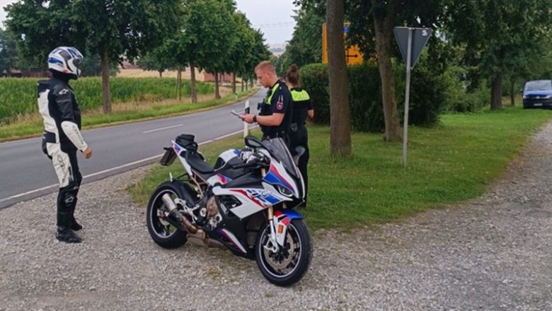 Polizei kontrolliert Motorräder am Weinberg