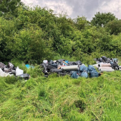 Müllablagerungen entlang der Bundesstraße 3
