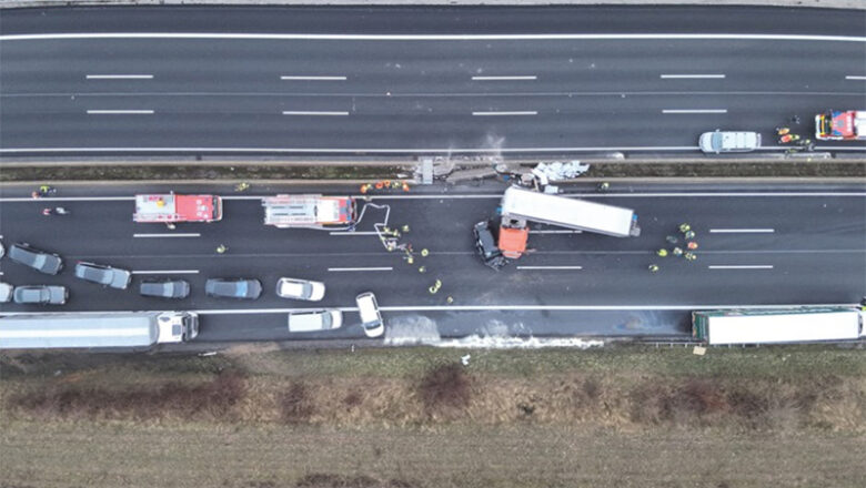 Schwerer Verkehrsunfall unter Beteiligung von 2 LKW und 2 PKW