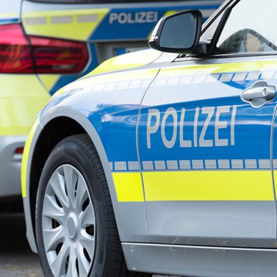 Schwere räuberische Erpressung auf Tankstelle – Polizei sucht Zeugen