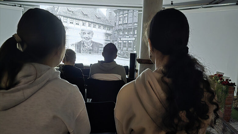 Video-installation „Hildesheim: Blüte – Zerstörung – Wiederaufbau“