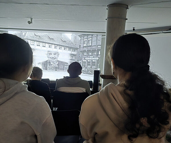 Rotary Hildesheim lädt Schulklassen zur Videoinstallation „Hildesheim: Blüte – Zerstörung – Wiederaufbau“ ein
