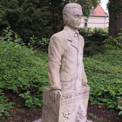 Unbekannte beschädigen erneut Oskar-Schindler-Skulptur
