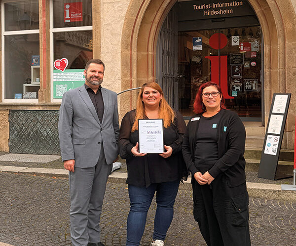 Offiziell zertifiziert: Tourist-Information Hildesheim setzt ein Zeichen für barrierefreien Tourismus