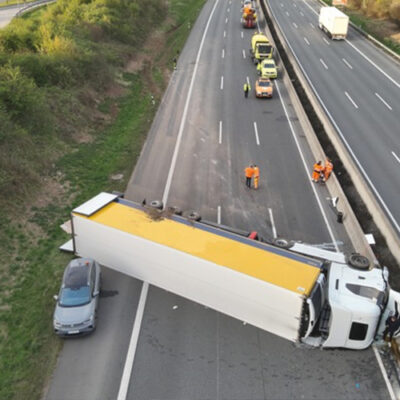 Verkehrsunfall mit andauernder Vollsperrung der BAB 7