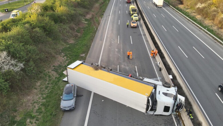 Verkehrsunfall mit andauernder Vollsperrung der BAB 7