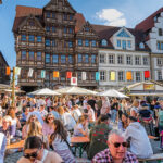 Edle Tropfen und gesellige Atmosphäre auf dem Marktplatz