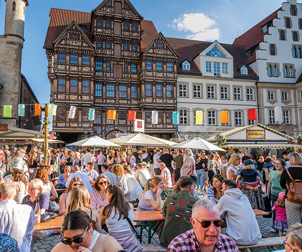 Edle Tropfen und gesellige Atmosphäre auf dem Marktplatz